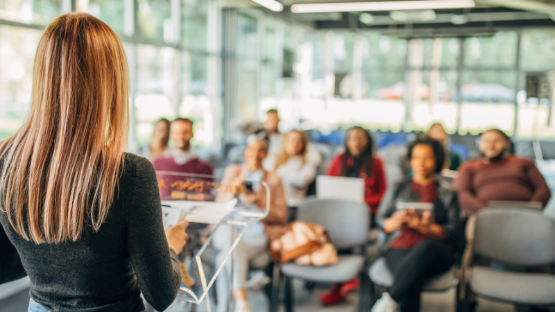 [Como Apresentar seu TCC com Sucesso: Dicas e Estratégias]